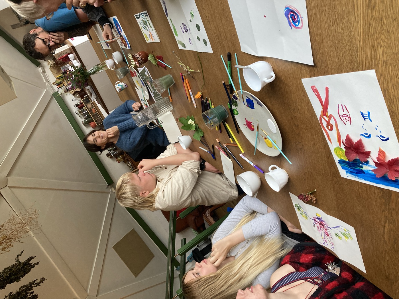 Painting with watercolours and leaves around a long table at Gróandi
