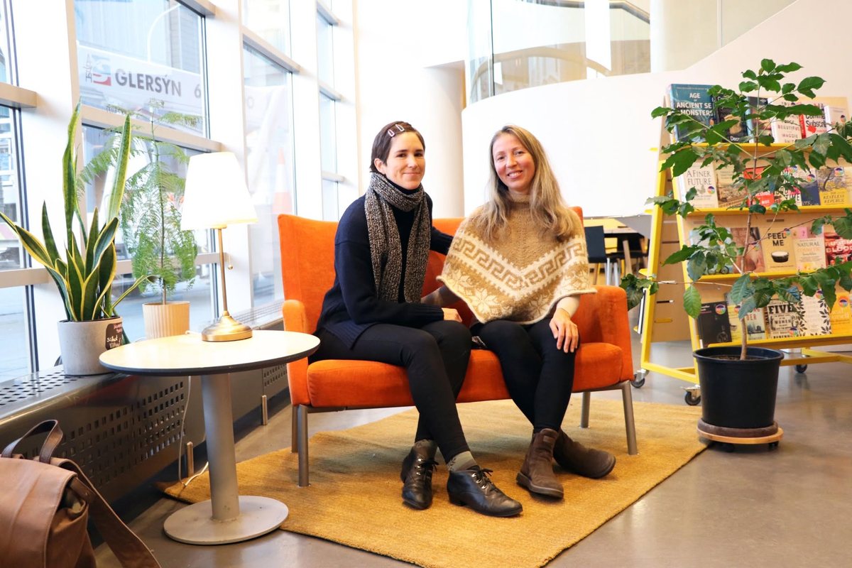 Two people sitting in the Climate Café living room at Borgarbókasafnið Grófinni